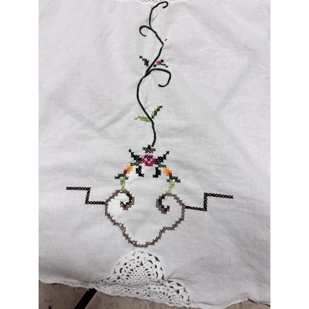Vtg Linen Round Tablecloth White Embroidered Pink Flowers Cottage 61” Cottage